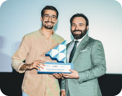 Manuel Leal receiving the Emprendimiento Innovador award